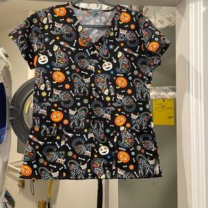 Halloween candy skull scrub top size S